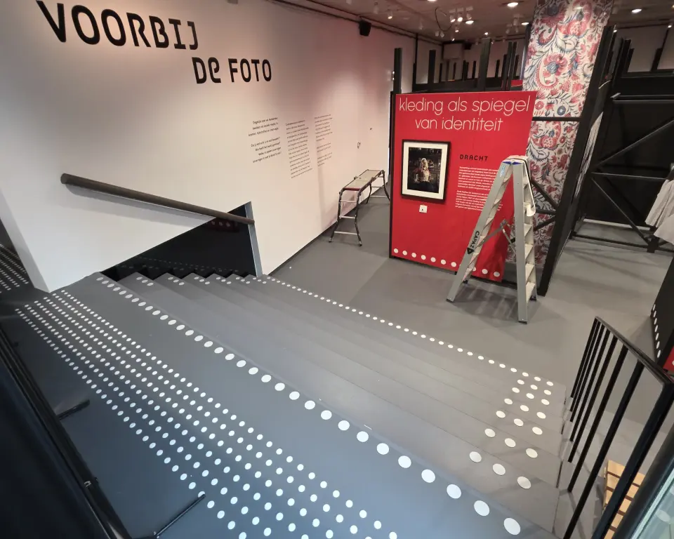 Trappenhuis in een museum waarbij de treden duidelijk gemarkeerd zijn met witte stippen