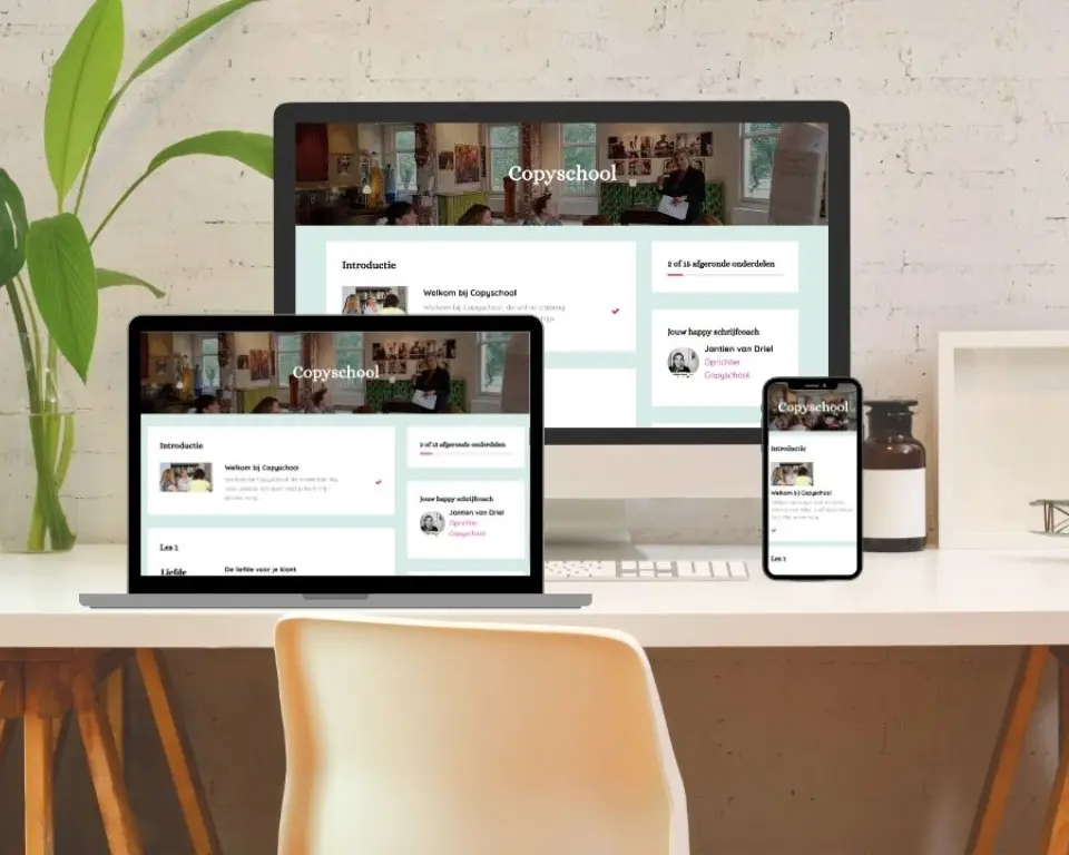 De online leeromgeving 'Copyschool' wordt getoond op een desktopcomputer, laptop en smartphone, wat laat zien dat de cursus op verschillende apparaten te gebruiken is.