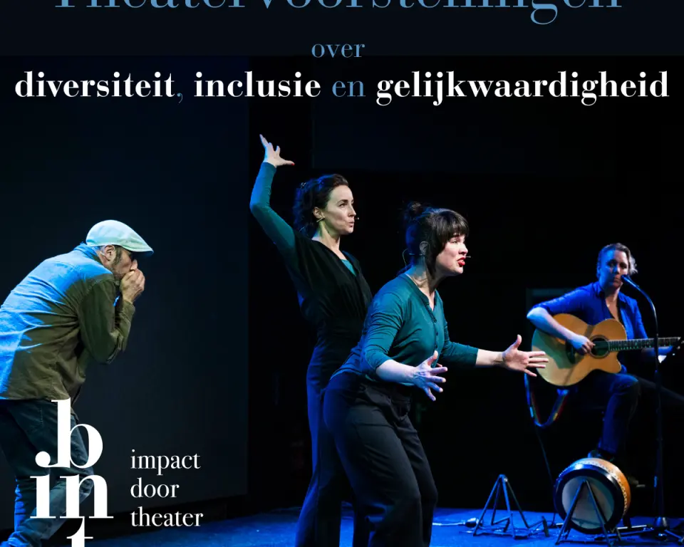 Vier personen staan op het toneel. Twee vrouwen zijn op het publiek gericht en zetten met handgebaren hun verhaal kracht bij. Een man sluipt achterlangs en lijkt iets van achter zijn hand te roepen. Een vrouw met een gitaar, trommel en microfoon zit op de achtergrond. Bovenaan staat de tekst "Theatervoorstellingen over diversiteit, inclusie en gelijkwaardigheid. Linksonder staat het logo van Bint met de tekst "impact door theater".