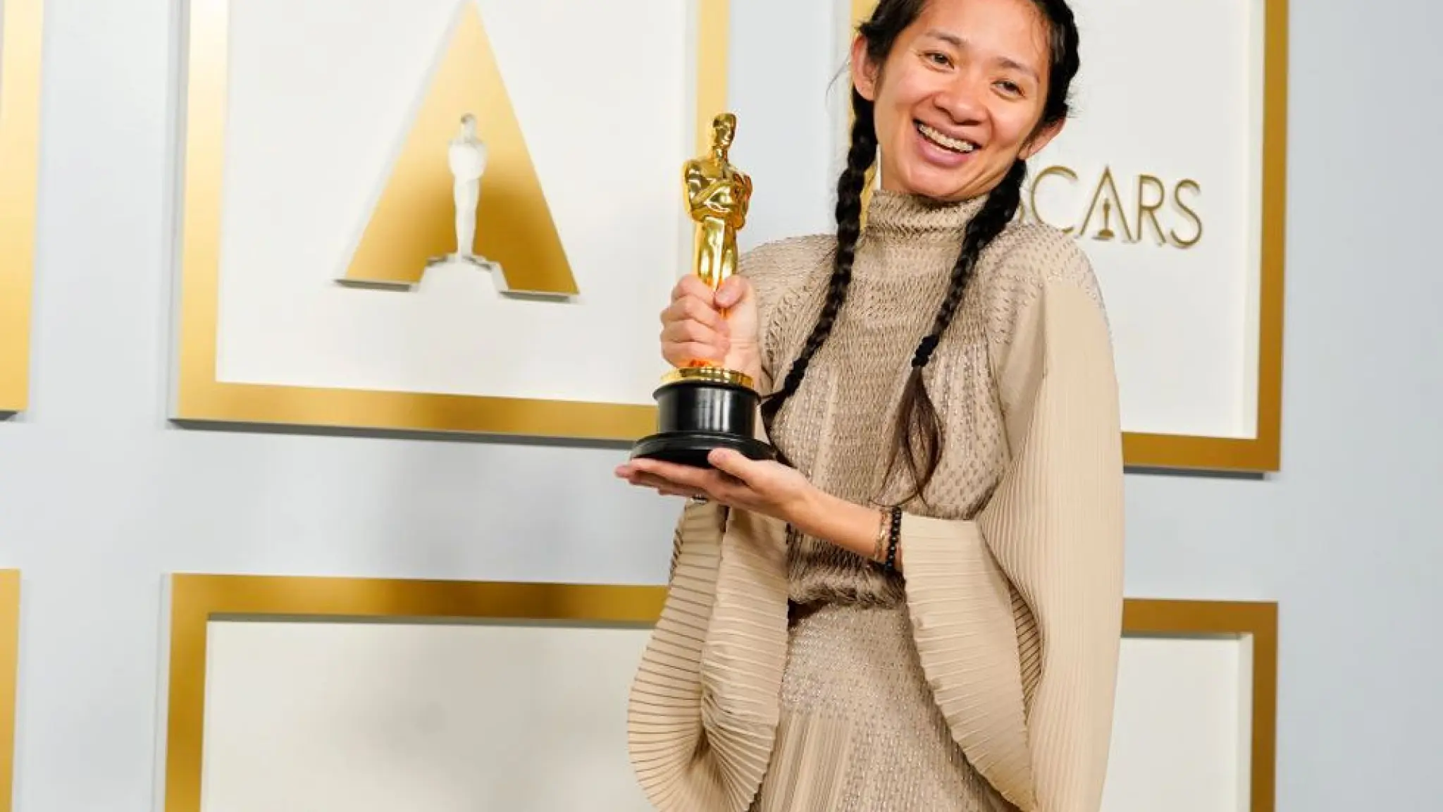 Chloé Zhao met Oscar