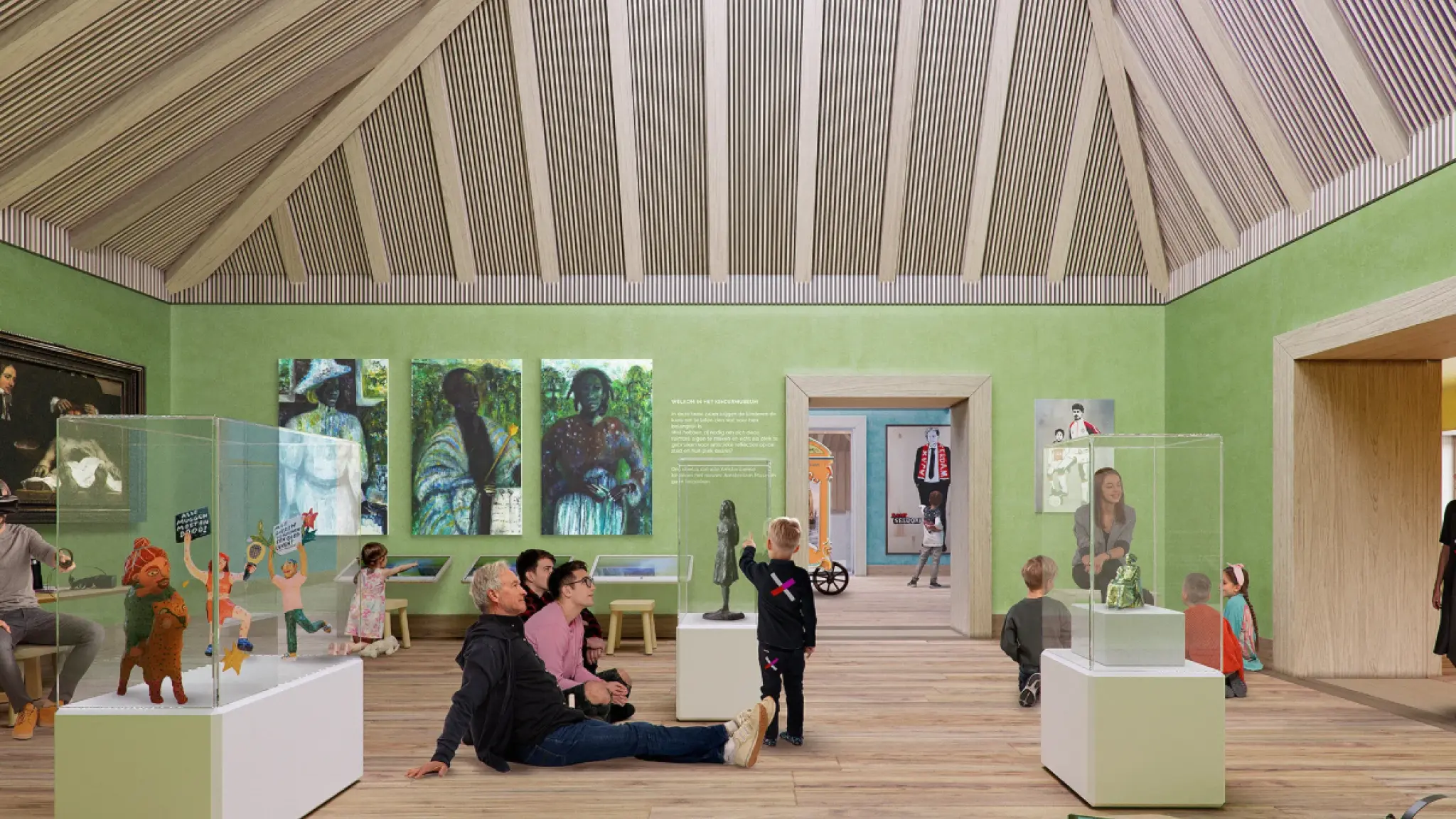 Kinderen en volwassenen bekijken kunstwerken in een kleurrijke museumzaal met groene muren, schilderijen, beeldjes in vitrines en Nederlandse informatieteksten op de muur. De sfeer is informeel; mensen zitten of staan op de houten vloer, sommigen observeren de kunst aandachtig.