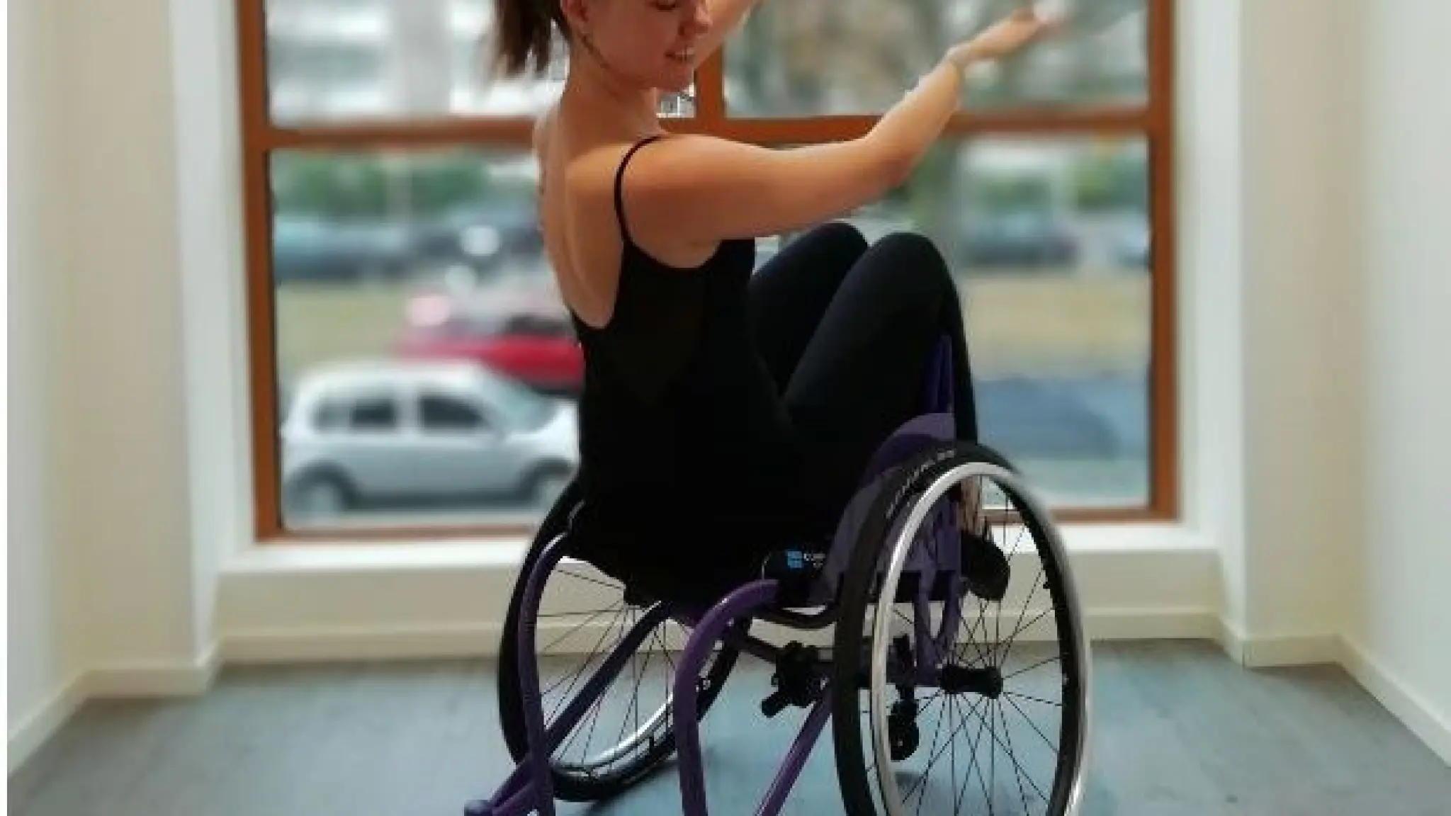 Isis Geurts danst in haar rolstoel