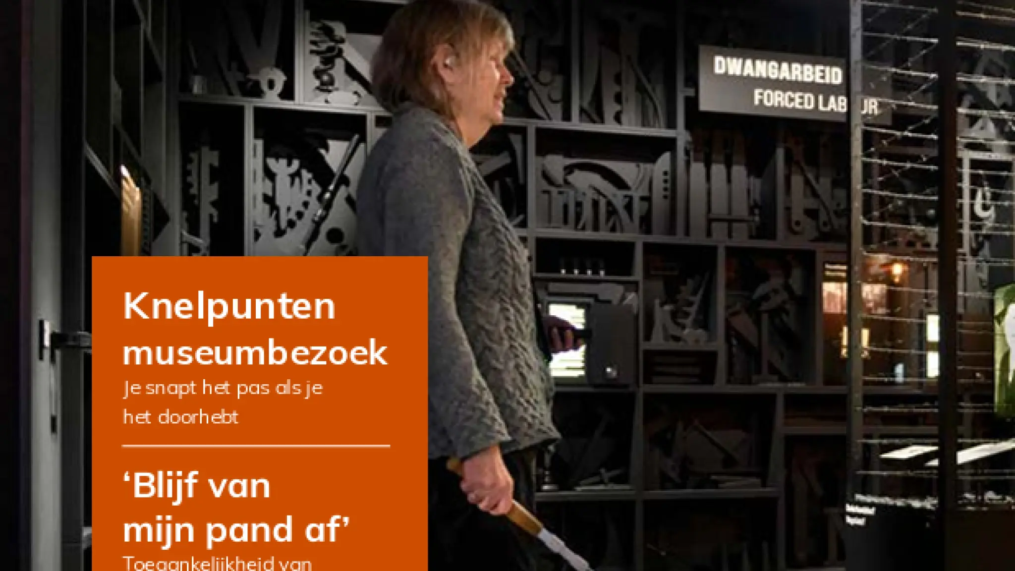 Een vrouw met een taststok loopt door een museumzaal met een tentoonstelling over dwangarbeid, terwijl op de voorgrond een oranje vlak staat met artikelen over toegankelijkheid in musea.