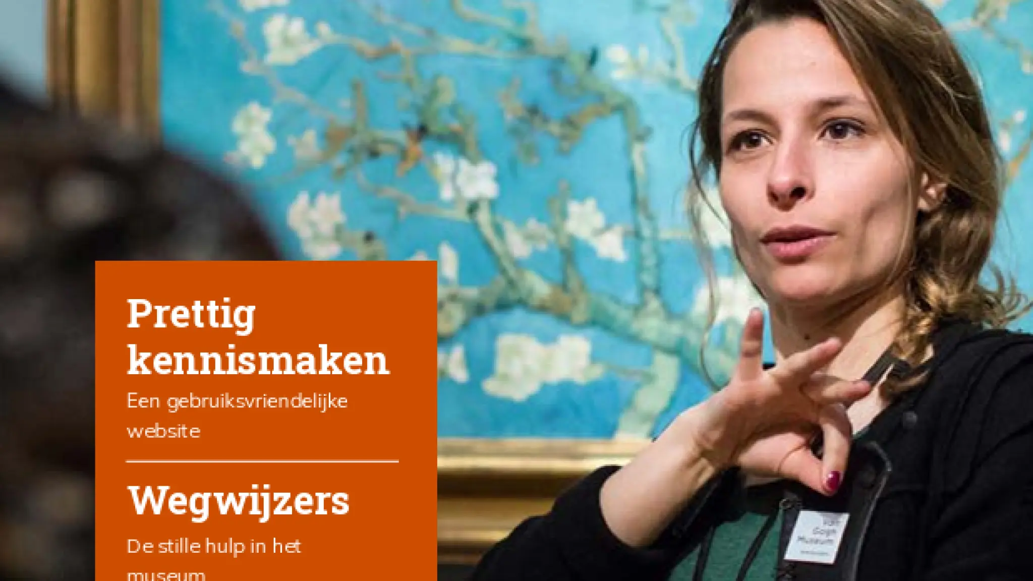 Voorpagina van het tijdschrift IN:museum, editie juni 2024, met bovenaan een vrouw die gebaren maakt voor een schilderij met bloesemtakken; links staan drie onderwerpen: Prettig kennismaken, Wegwijzers en 'Musea IN Gebaren'.