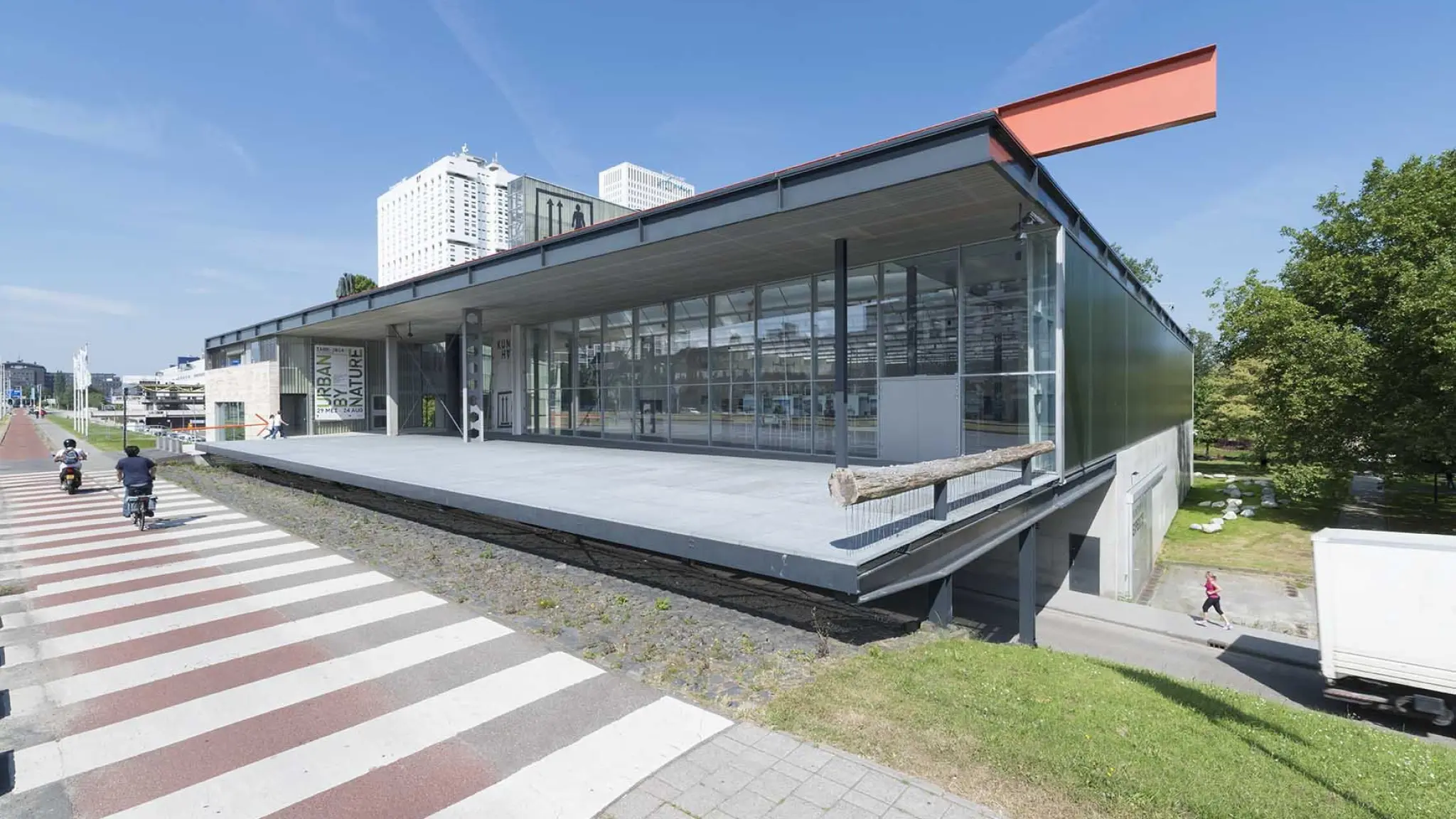 Kunsthal Rotterdam met ervoor een groot zebrapad .
