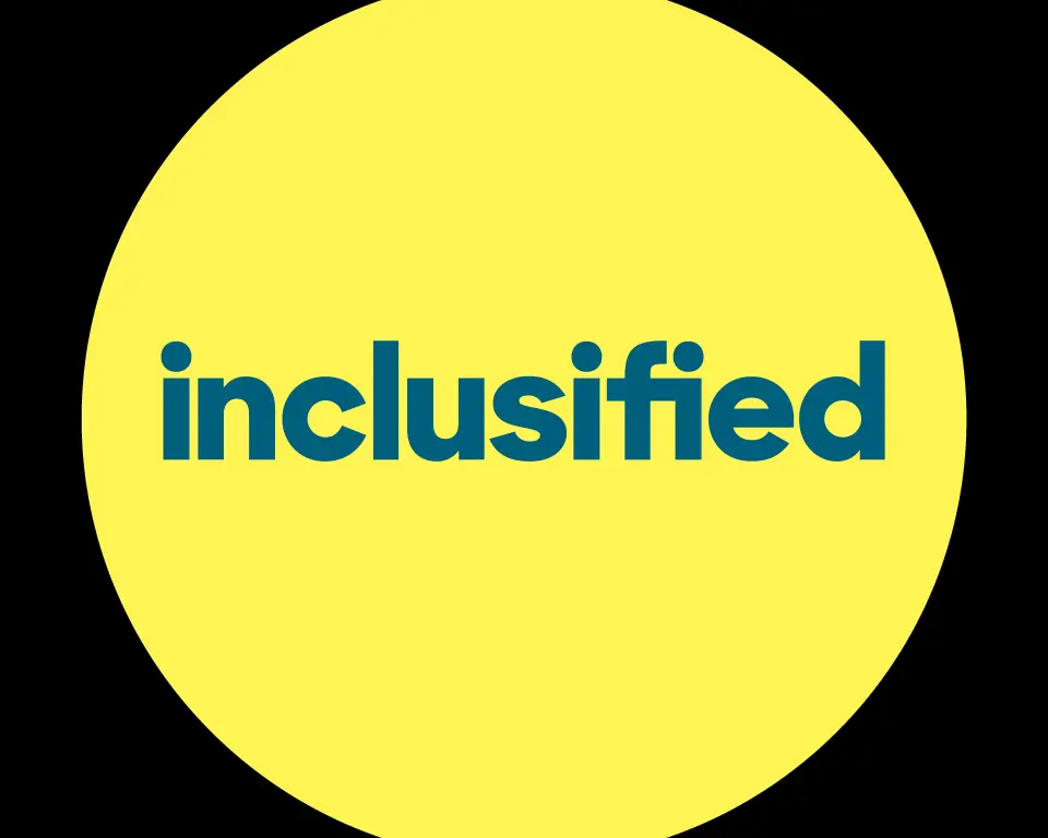 Logo inclusified. De naam staat met blauw-groene letters en een grote gele cirkel.