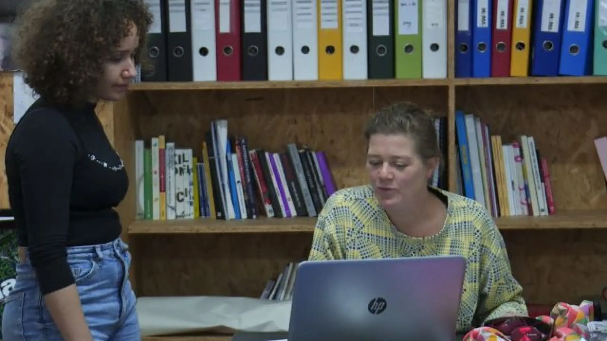 Twee collega's gaan met elkaar gesprek