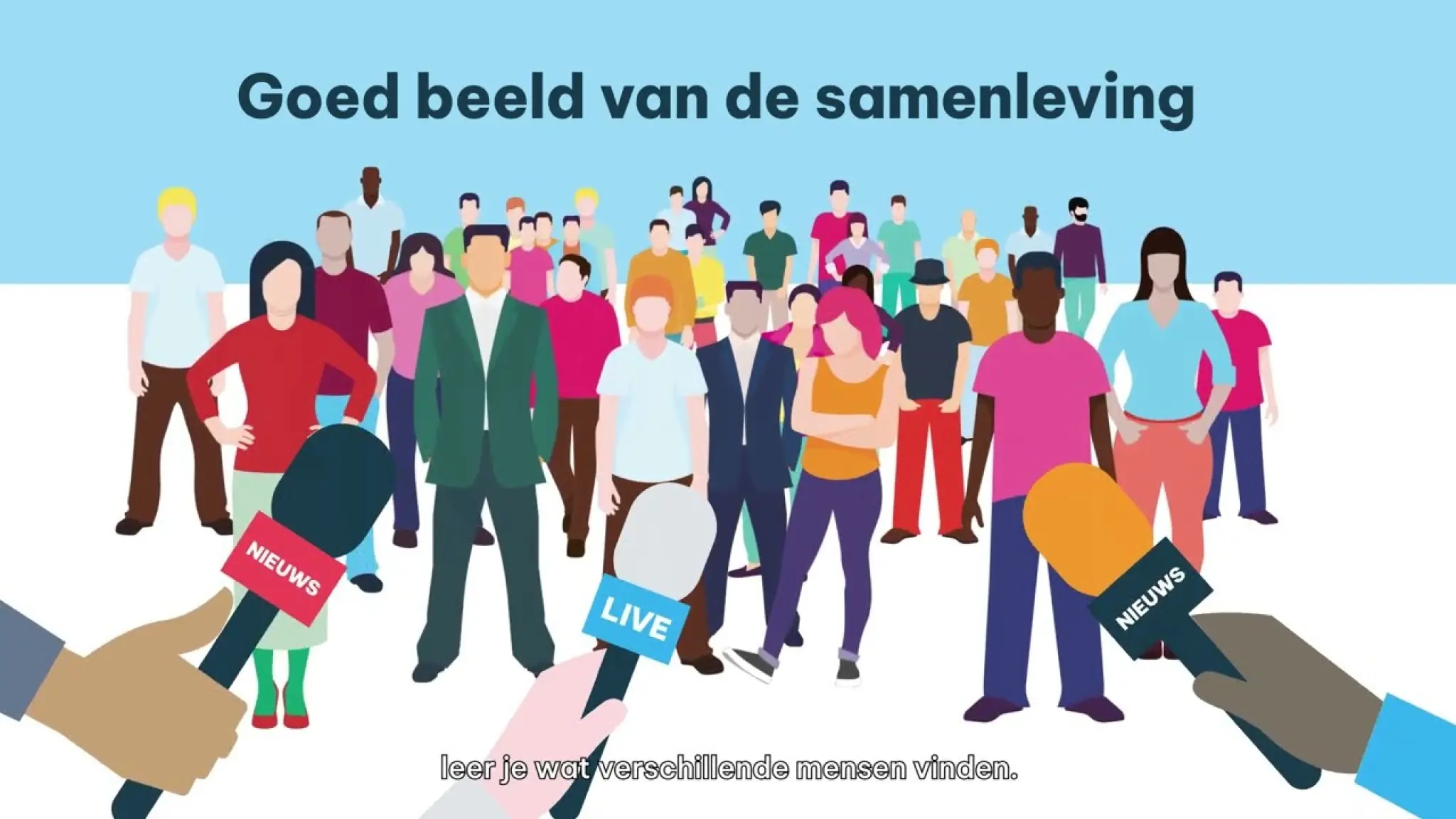 Screenshot uit een info-video. Een grote groep met diverse personen staat bij elkaar. Drie handen steken een microfoon naar deze groep uit. Op de microfoons staan de woorden nieuws en live. Bovenin staat de tekst Goed beeld van de samenleving. Onderaan staat een stukje ondertiteling met de tekst leer je wat verschillende mensen vinden.