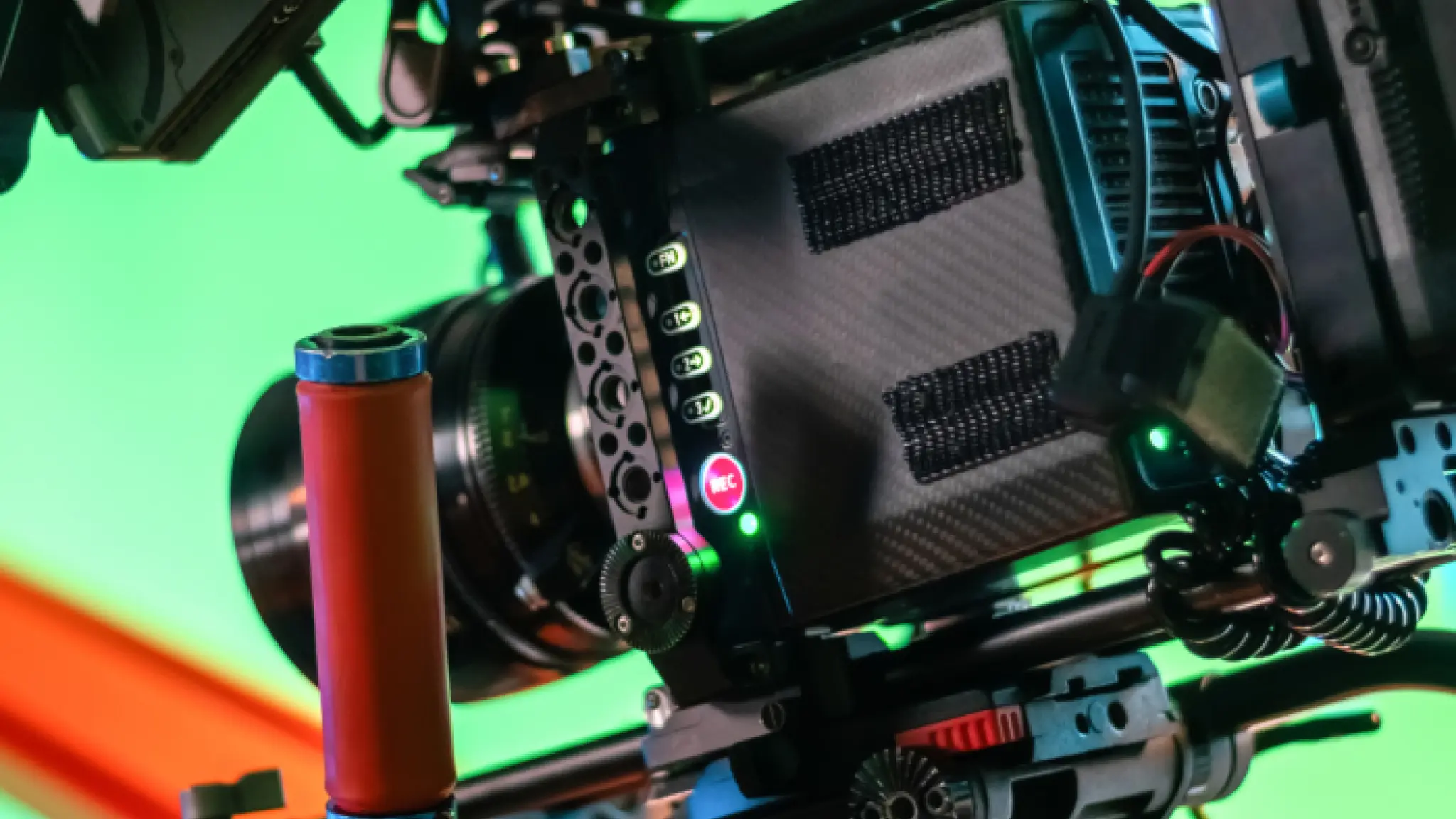 close up van een professionele filmcamera met op de achtergrond een green screen
