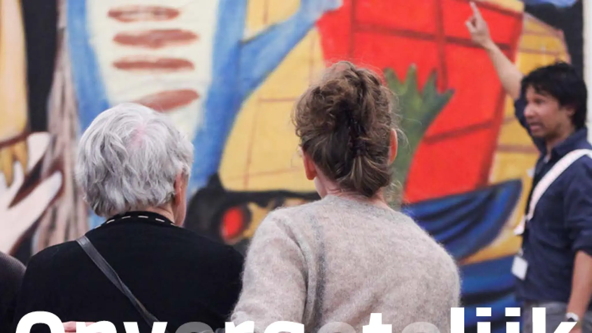 Twee vrouwen kijken samen naar een kleurrijk kunstwerk in een museum, terwijl een rondleider iets wijst en uitlegt; op de voorgrond staat het grote woord "Onvergetelijk".