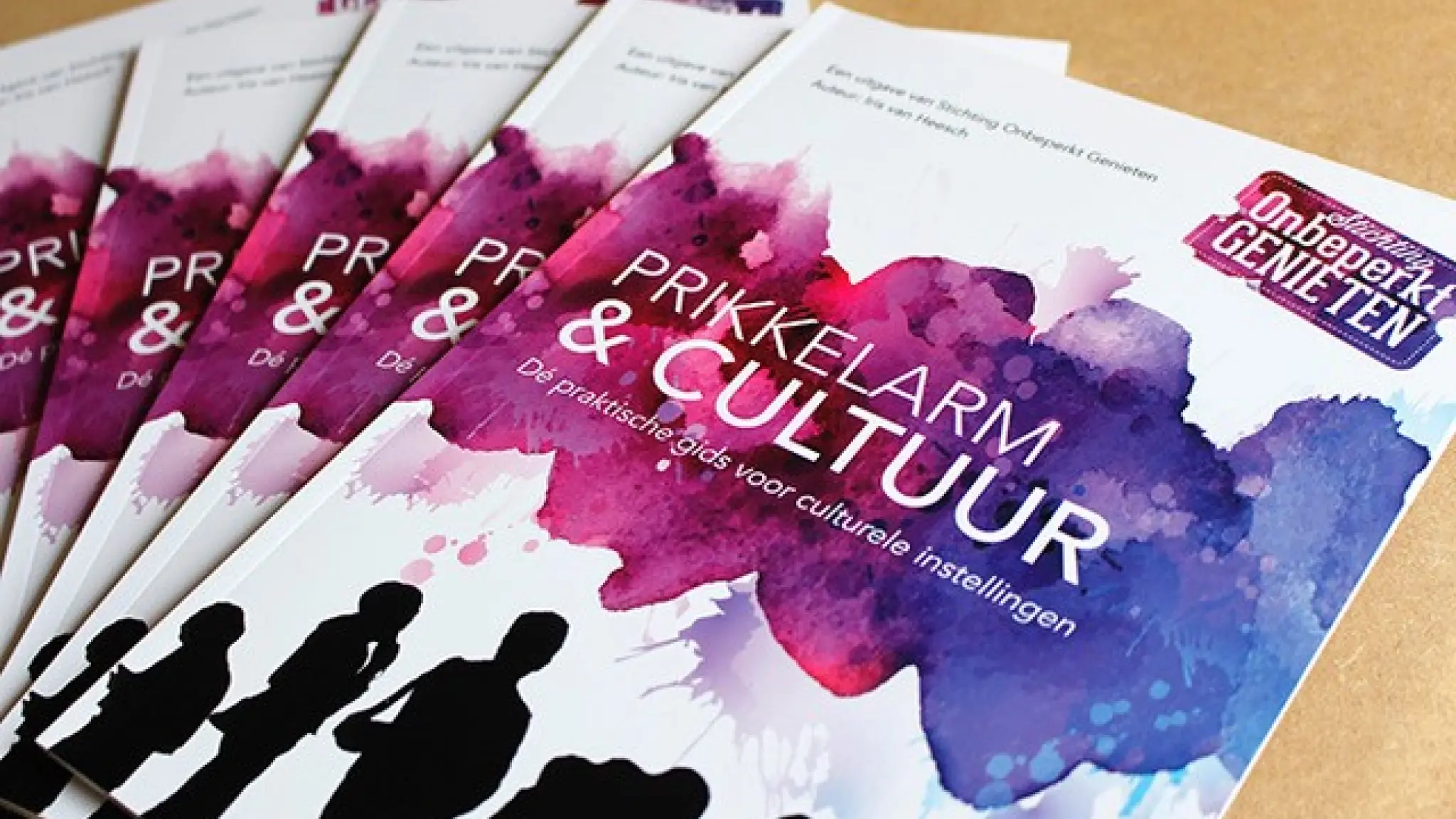Een stapel brochures met op de cover de titel Prikkelarm & cultuur.