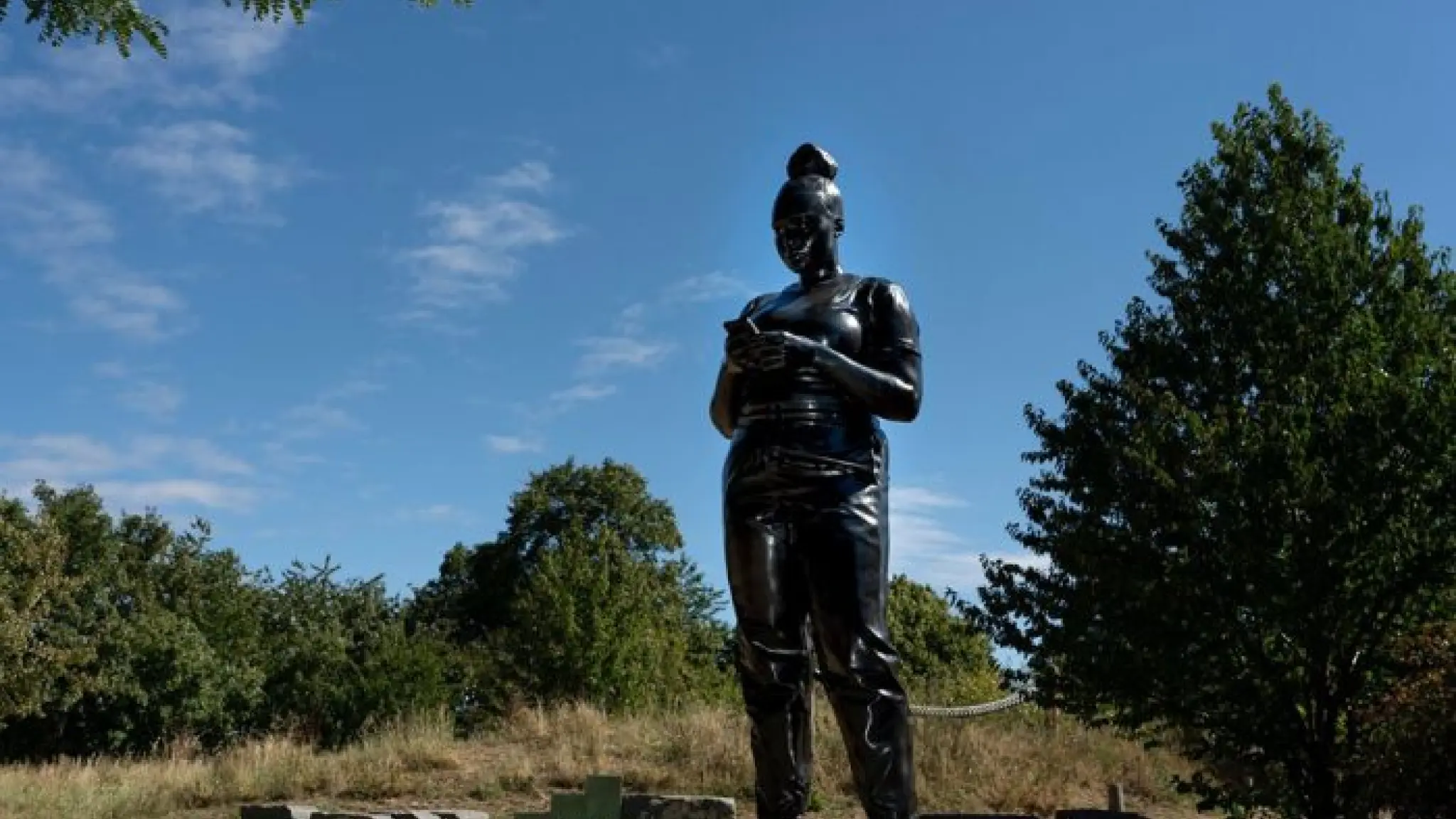 Standbeeld ‘Reaching Out’ van Thomas J. Price. Het is een standbeeld van een jonge zwarte vrouw die een appje lijkt te versturen op haar telefoon.