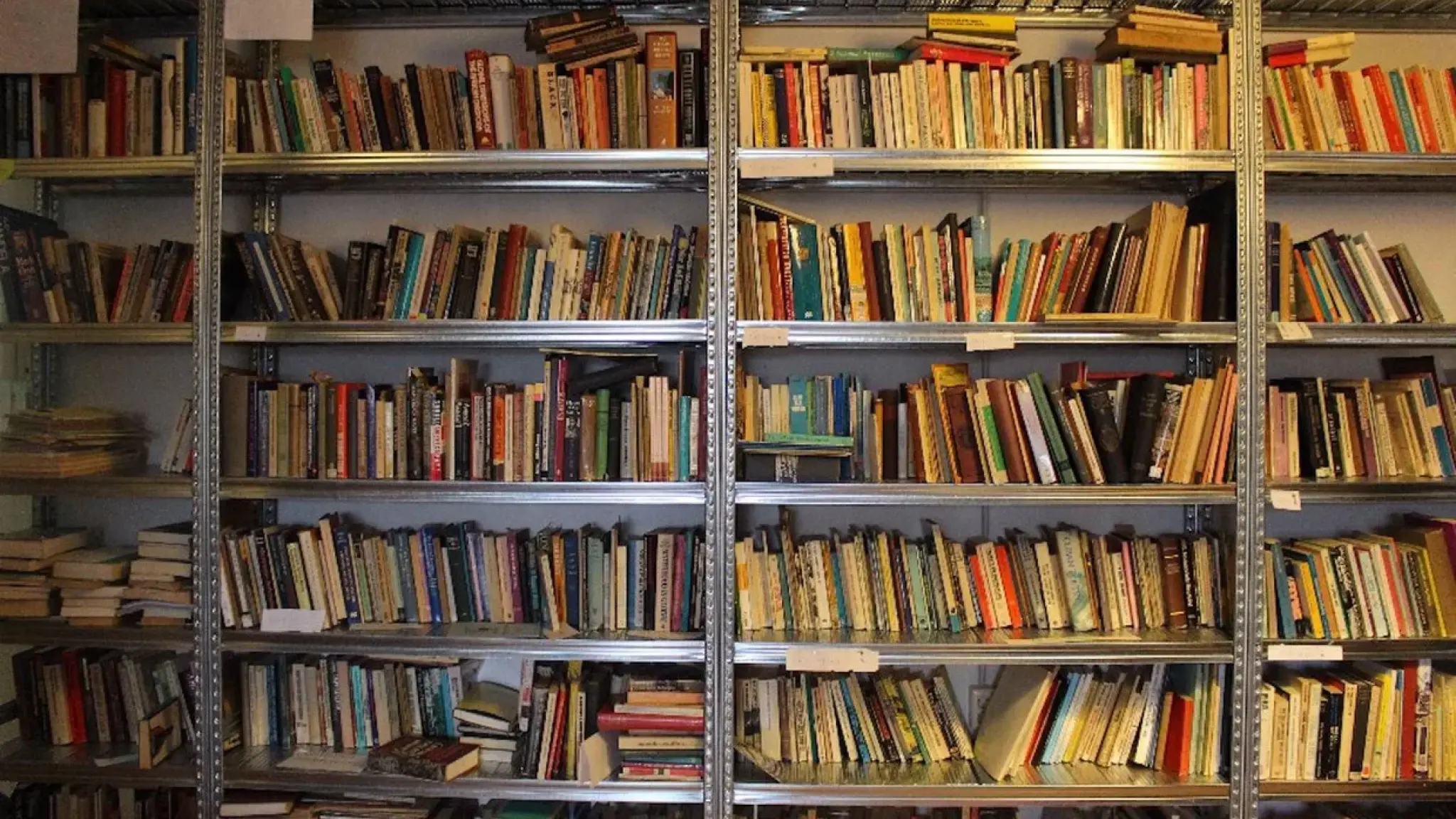 Stellingkasten vol met boeken