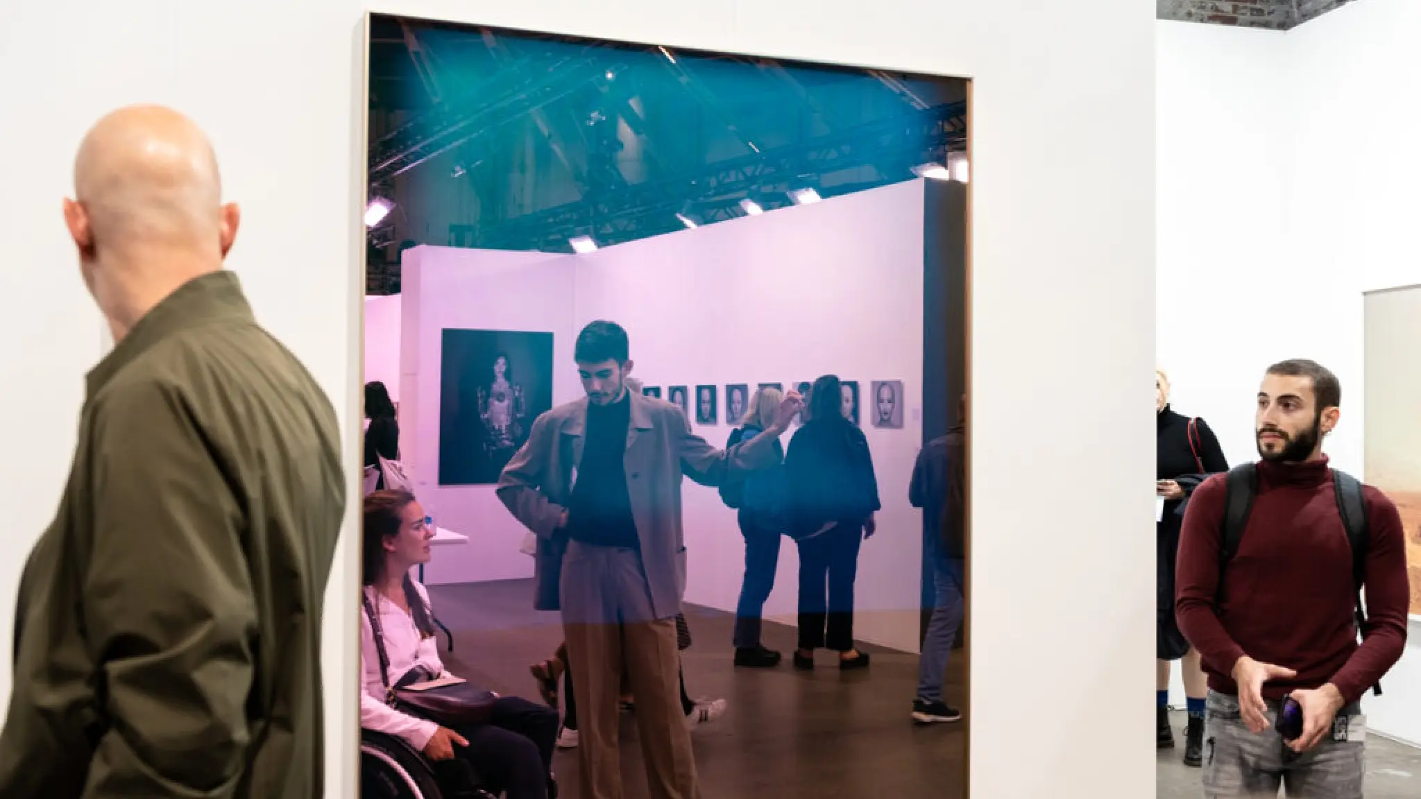 Unseen Lisa Maatjens - Een vrouw in een rolstoel tijdens een fototentoonstelling